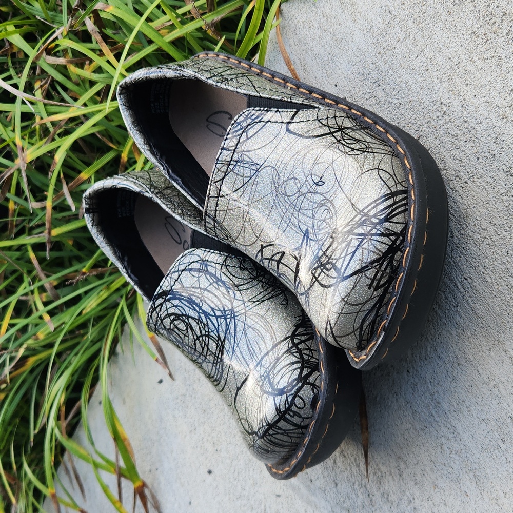NEW Savvy Nursing Cloggs Shoes Women's Color: Silver Scribble Size 7.5